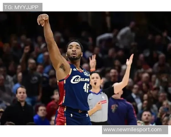 米切尔全场表现亮眼22投11中三分命中率高达36砍下32分9篮板5助攻正负值13